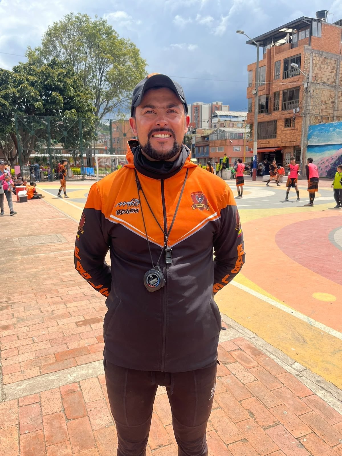 Entrenador del Club Deportivo Eagles en una cancha de Suba