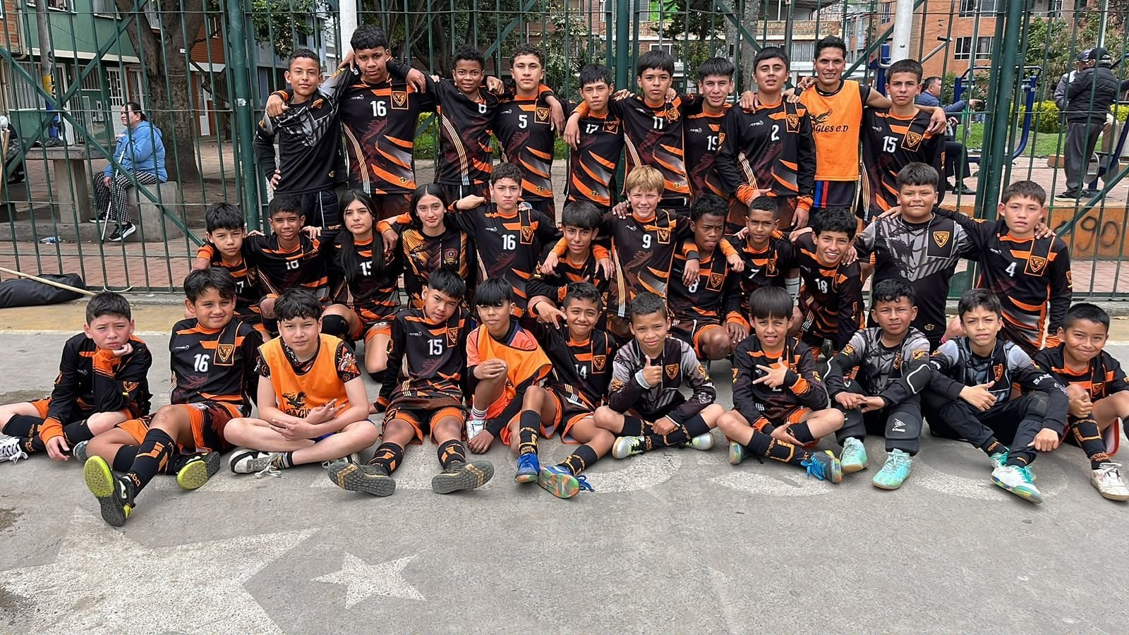 Equipo de futsal del Club Deportivo Eagles posando en una cancha de la localidad de Suba