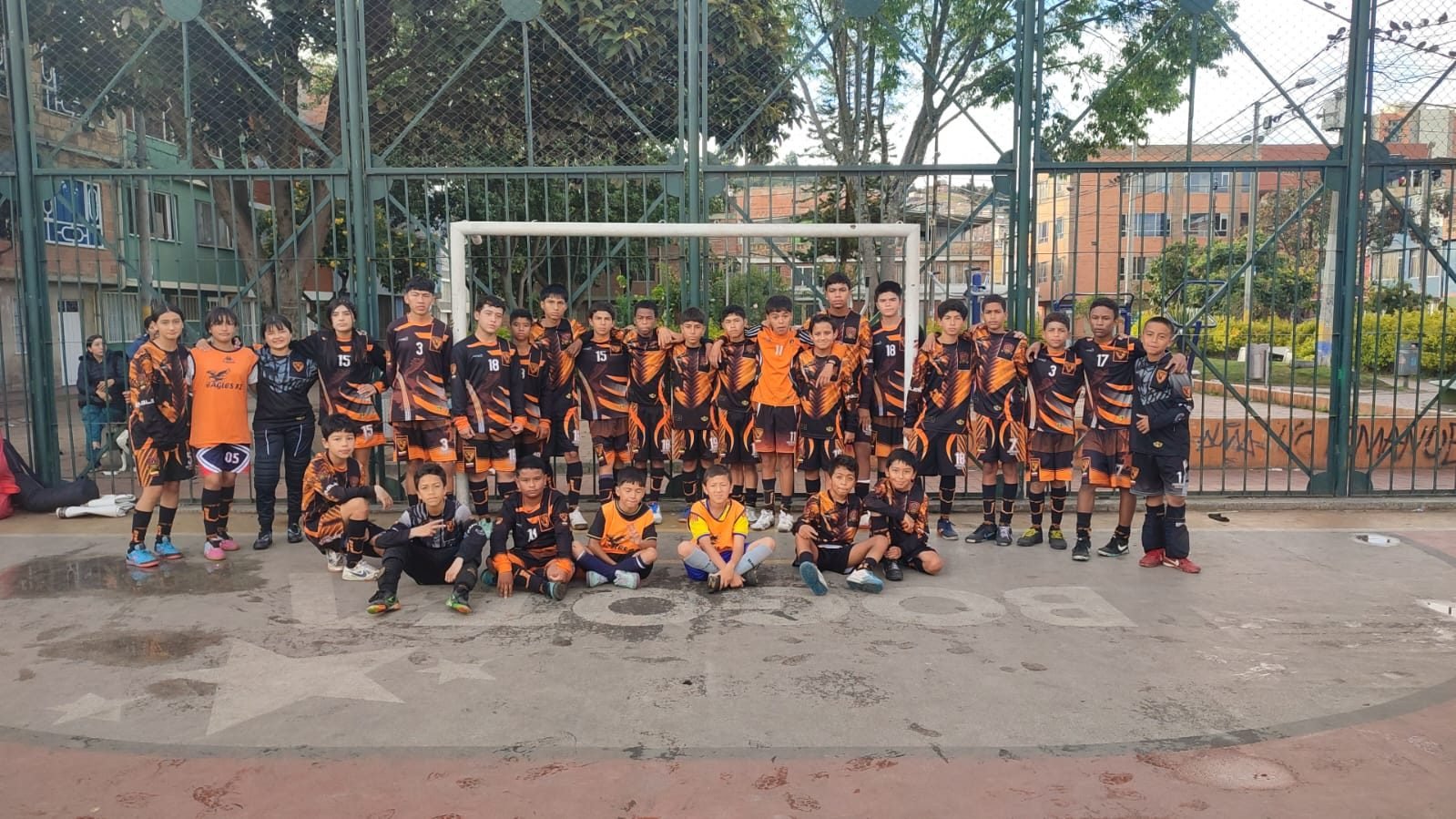 Equipo del Club Deportivo Eagles reunido en una cancha de la localidad de Suba, Bogotá